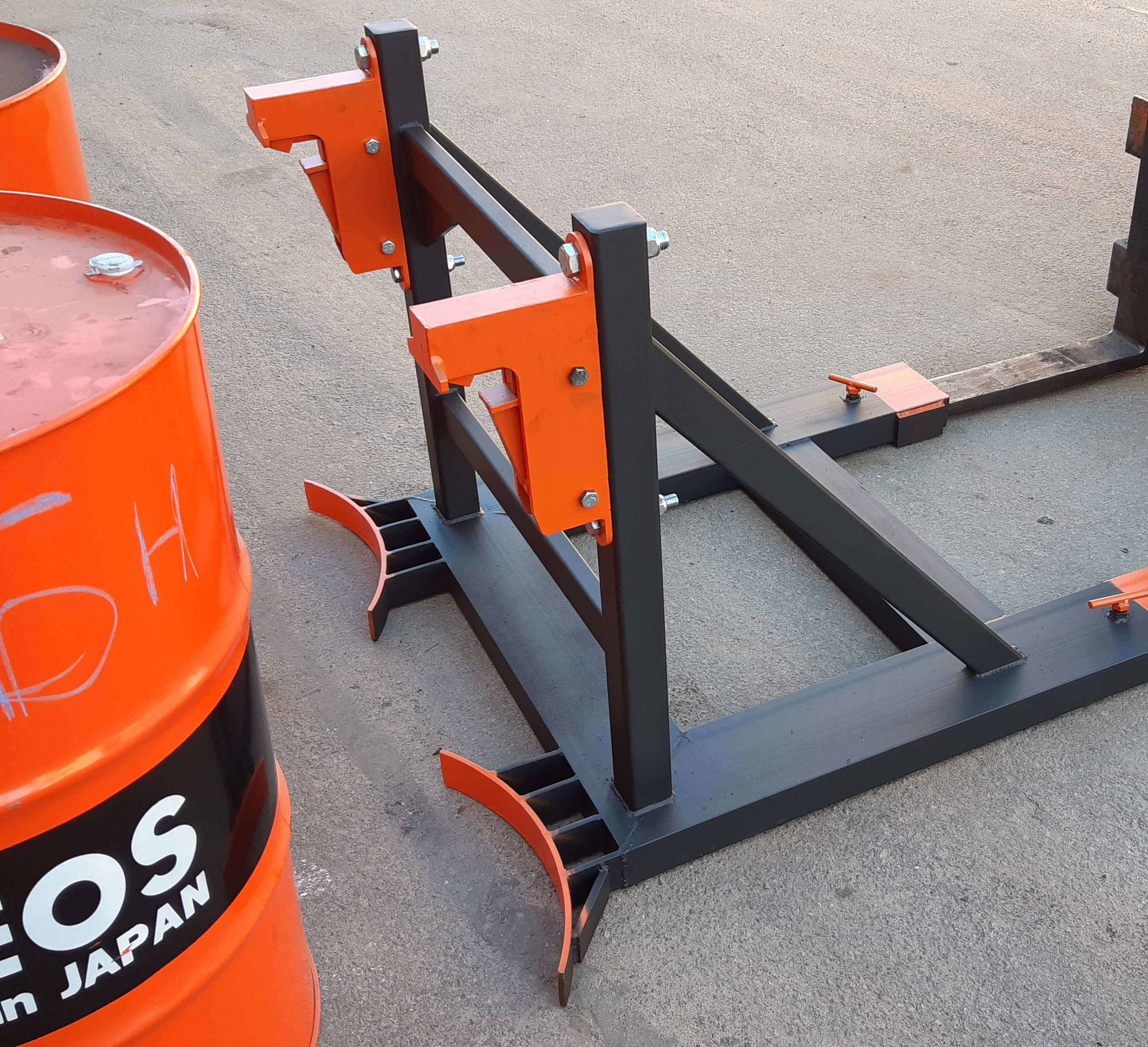 Захват для бочек на погрузчик